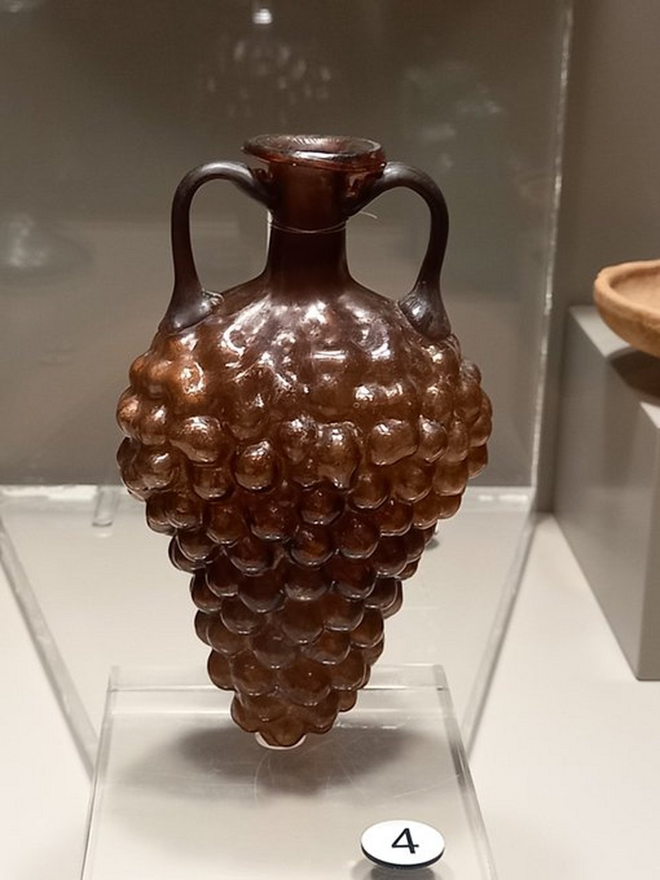 绿叶间的紫色光韵 一串葡萄形状的罗马玻璃器皿